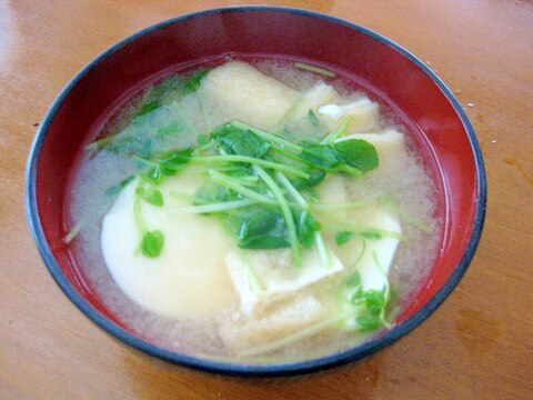 豆苗と油揚げと豆腐のお味噌汁♪